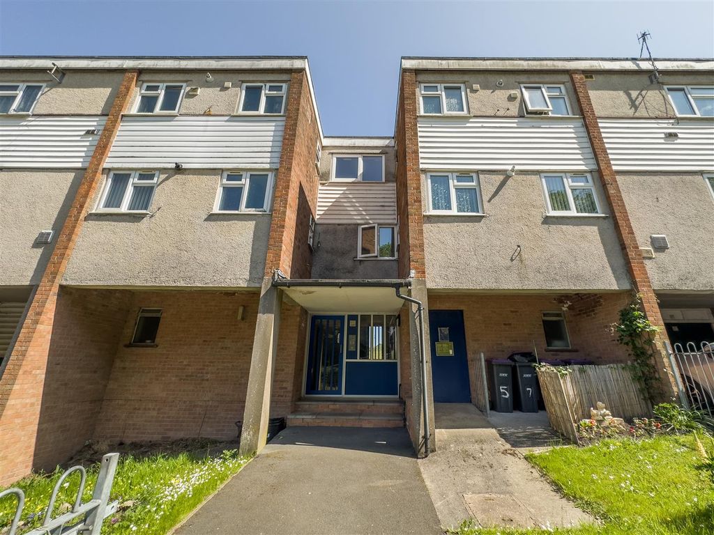 2 bed flat for sale in High Street, Pontypool NP4, £90,000
