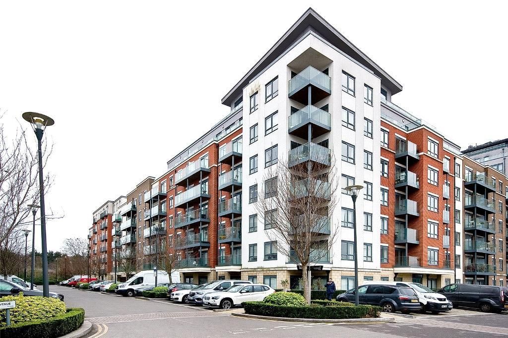 1 bed flat for sale in East Drive, Beaufort Park, Colindale, London NW9, £299,950