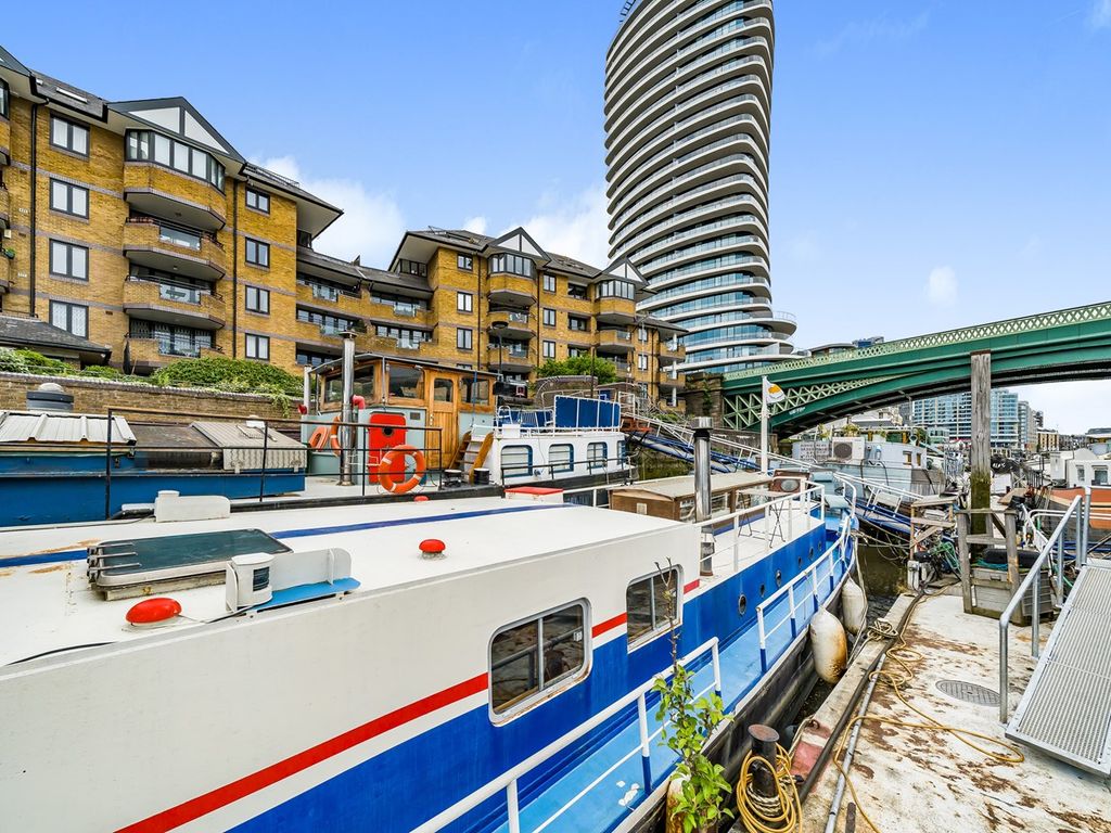 1 bed property for sale in Albion Quay Lombard Road, London, London SW11, £275,000