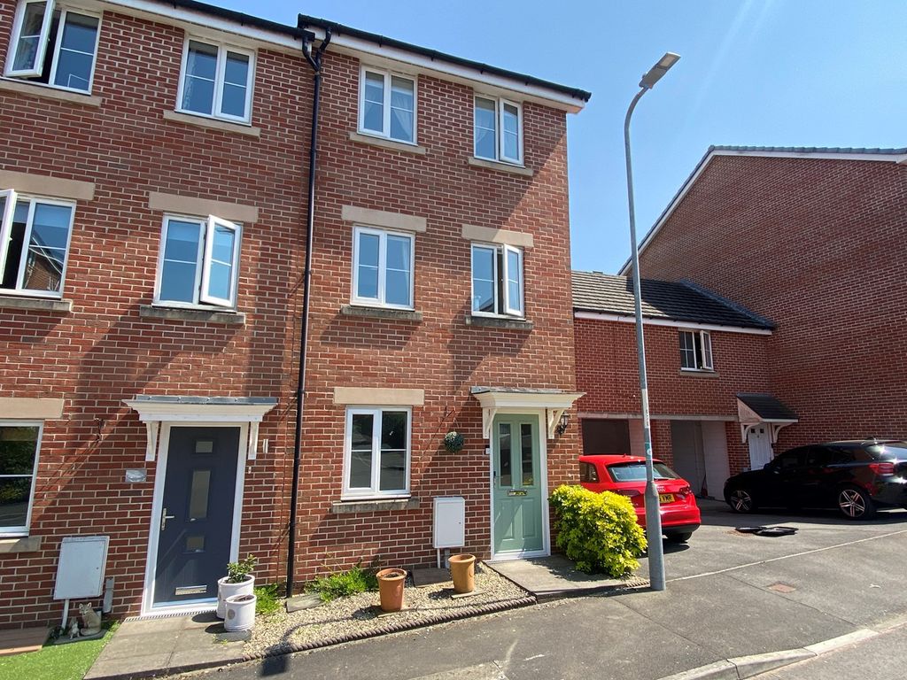 3 bed town house for sale in Flavius Close, Caerleon, Newport NP18, £270,000