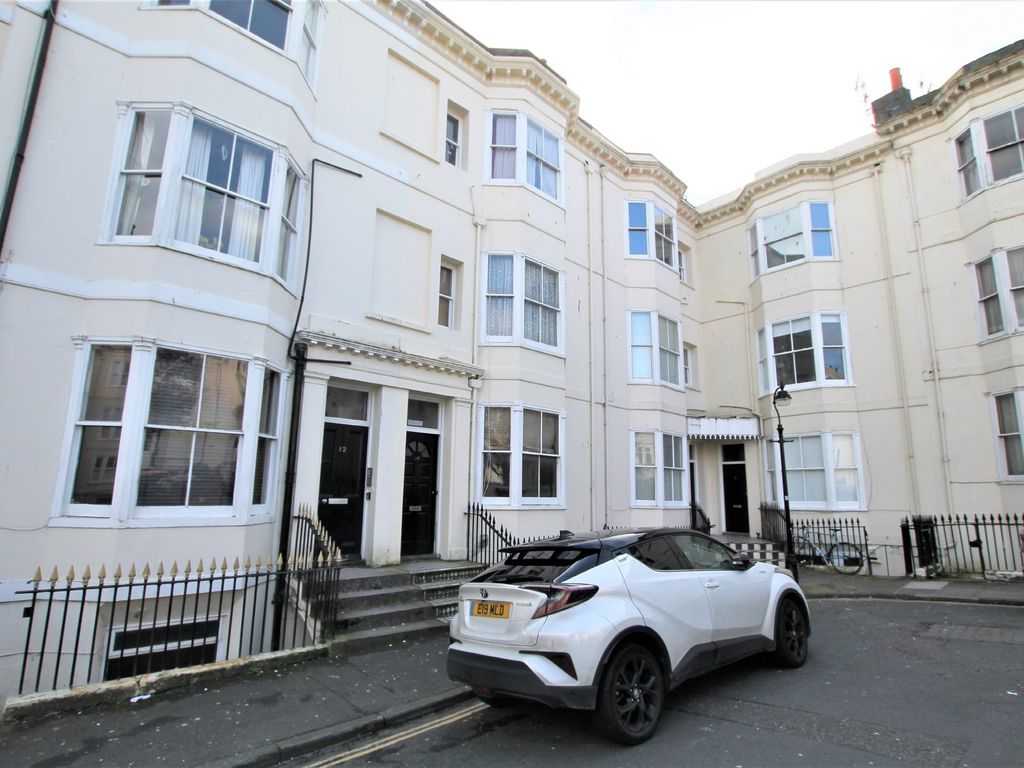 1 bed flat for sale in Clarence Square, Brighton BN1, £325,000