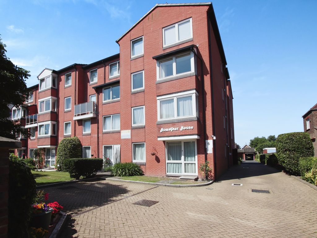 2 bed flat for sale in Heene Road, Worthing BN11, £100,000
