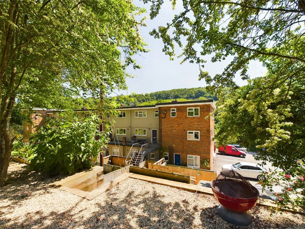 4 bed maisonette for sale in Queens Court, Brimscombe, Stroud, Gloucestershire GL5, £225,000