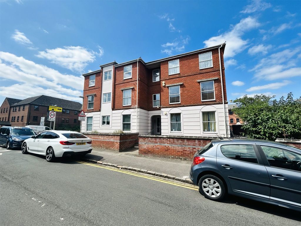 2 bed flat for sale in Sidmouth Court, Reading, Berkshire RG1, £200,000