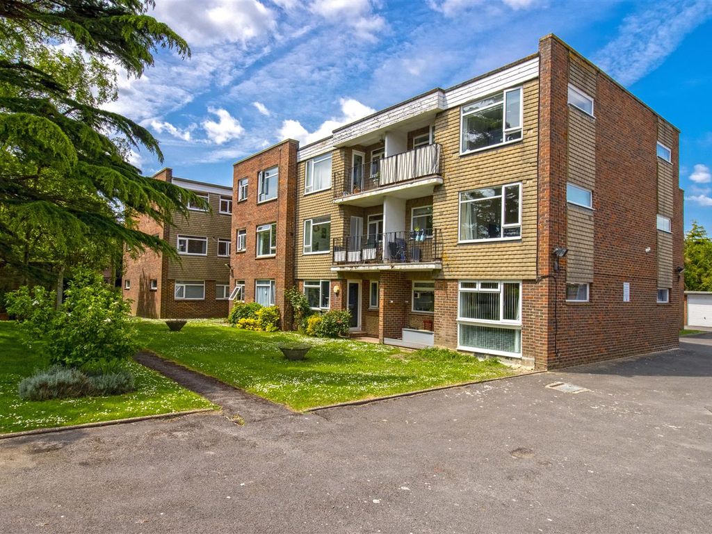 1 bed flat for sale in Clifton Gardens, Clifton Road, Worthing BN11, £180,000