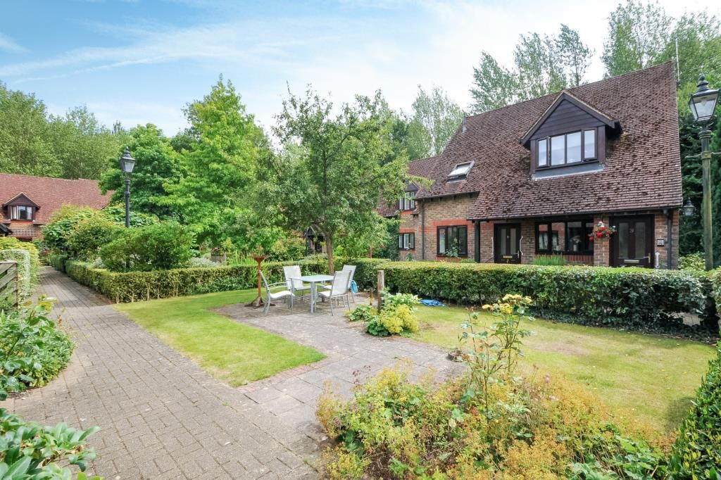 2 bed flat for sale in Watermill Court, Woolhampton RG7, £200,000