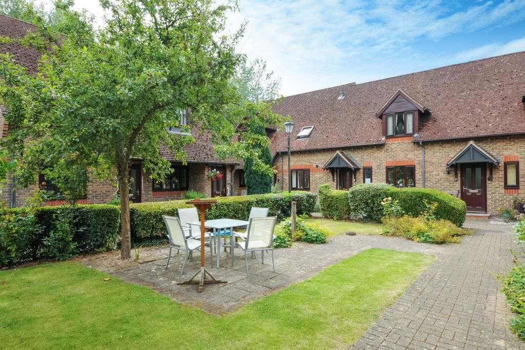 2 bed flat for sale in Watermill Court, Woolhampton RG7, £200,000