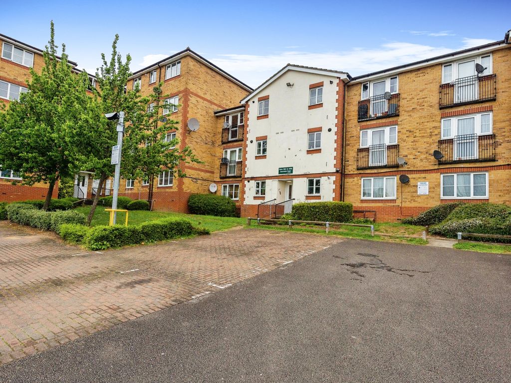 2 bed flat for sale in Dunstable Road, Luton, Bedfordshire LU4, £180,000