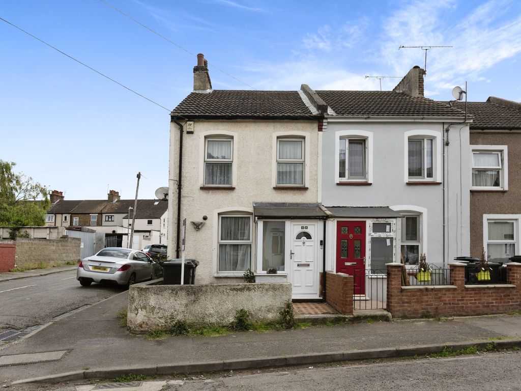 3 bed end terrace house for sale in Raphael Road, Gravesend, Kent DA12, £250,000