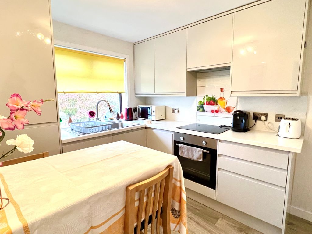 2 bed flat for sale in Rosemount Place, Aberdeen AB25, £115,000
