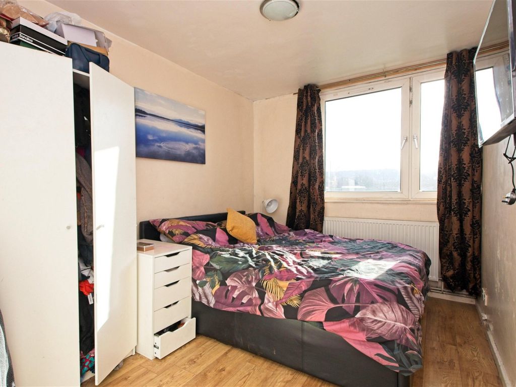 2 bed flat for sale in Combwell Crescent, London SE2, £240,000