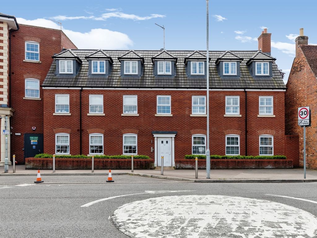 1 bed flat for sale in High Street, Shefford SG17, £180,000