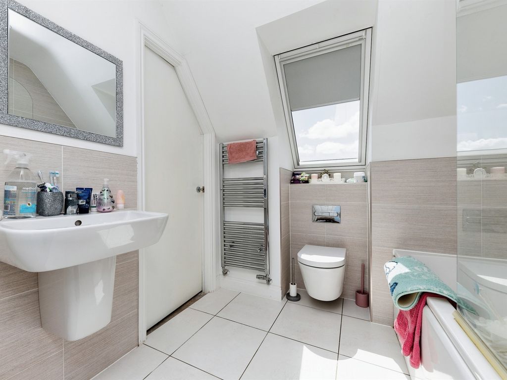 1 bed flat for sale in High Street, Shefford SG17, £180,000