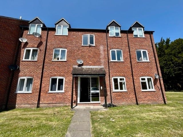 2 bed flat for sale in Cleveland Grove, Newbury RG14, £189,950