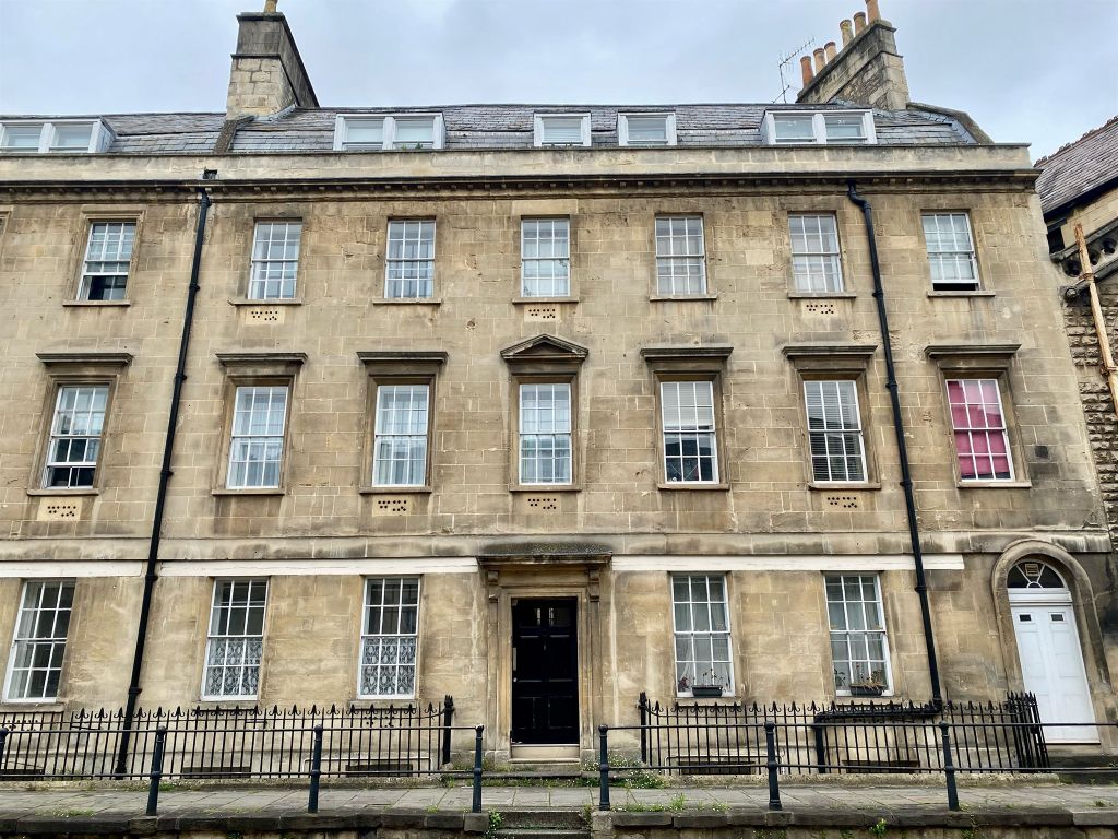 2 bed flat for sale in Fountain Buildings, Bath BA1, £300,000