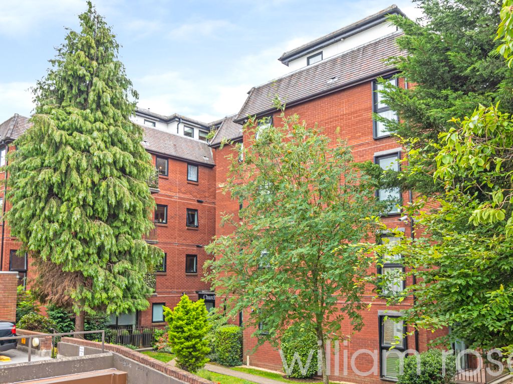 2 bed flat for sale in Churchill Lodge, Savill Row, Woodford Green IG8, £300,000