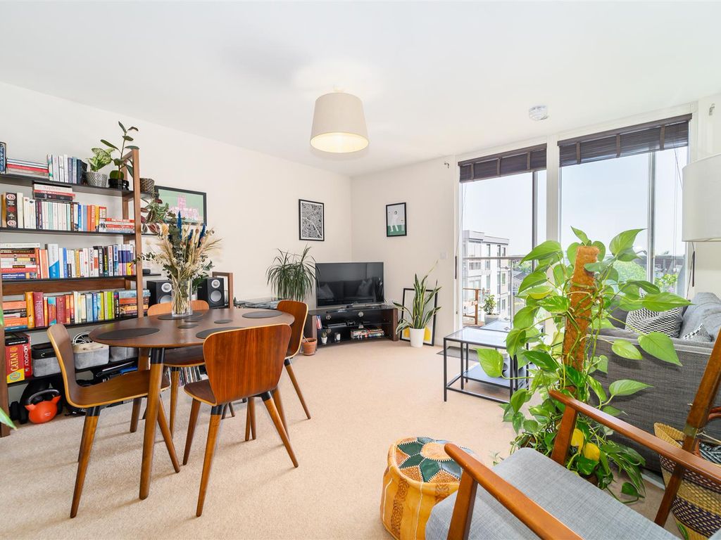 1 bed flat for sale in Ealing Road, Brentford TW8, £290,000