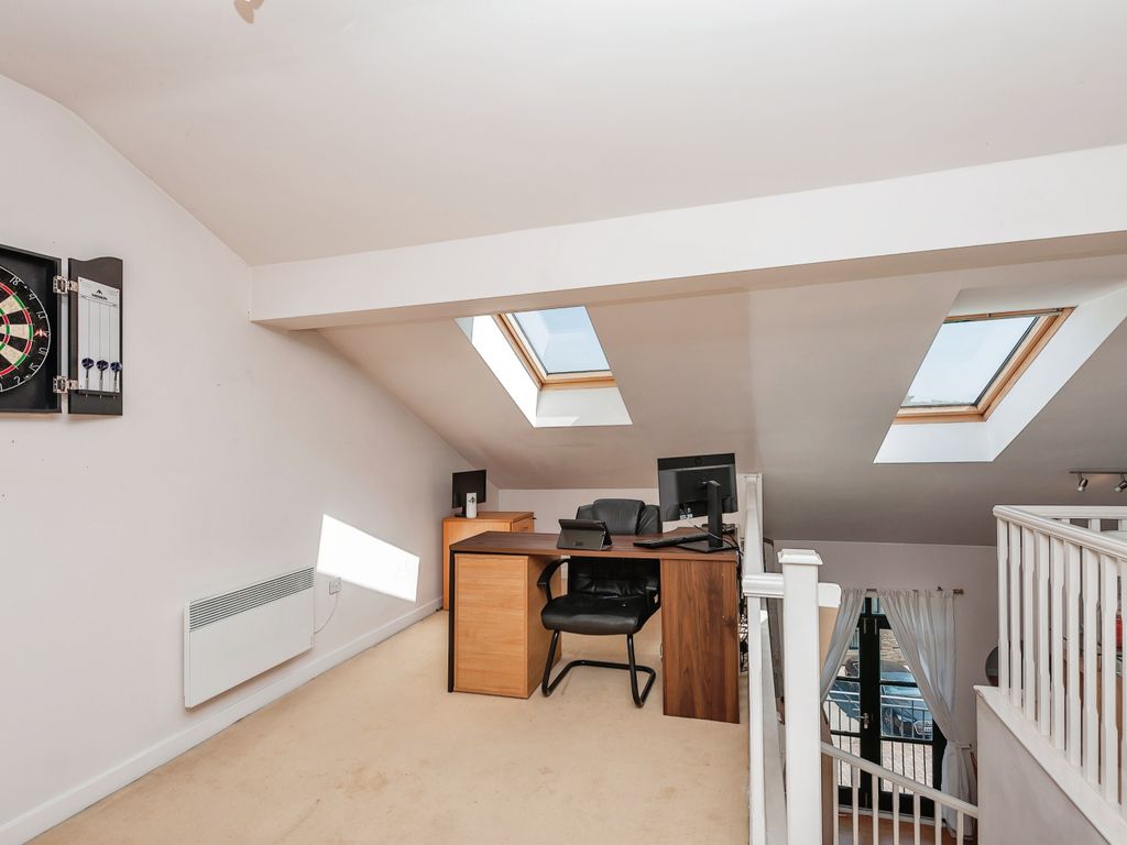 2 bed flat for sale in Meadow Road, Bradford BD10, £180,000