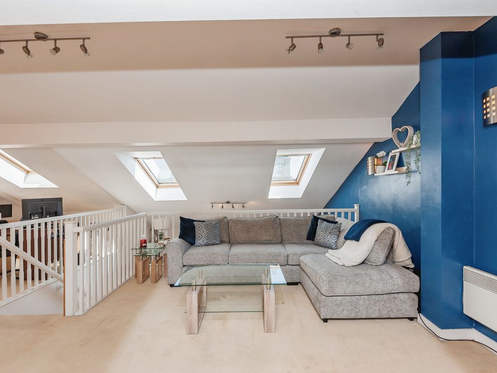 2 bed flat for sale in Meadow Road, Bradford BD10, £180,000