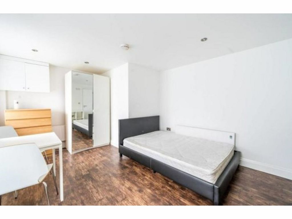 1 bed flat for sale in Leigham Court Road, London SW16, £180,000