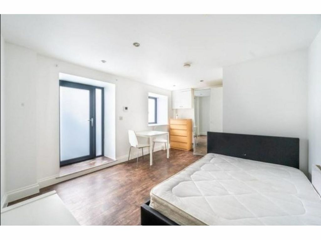 1 bed flat for sale in Leigham Court Road, London SW16, £180,000