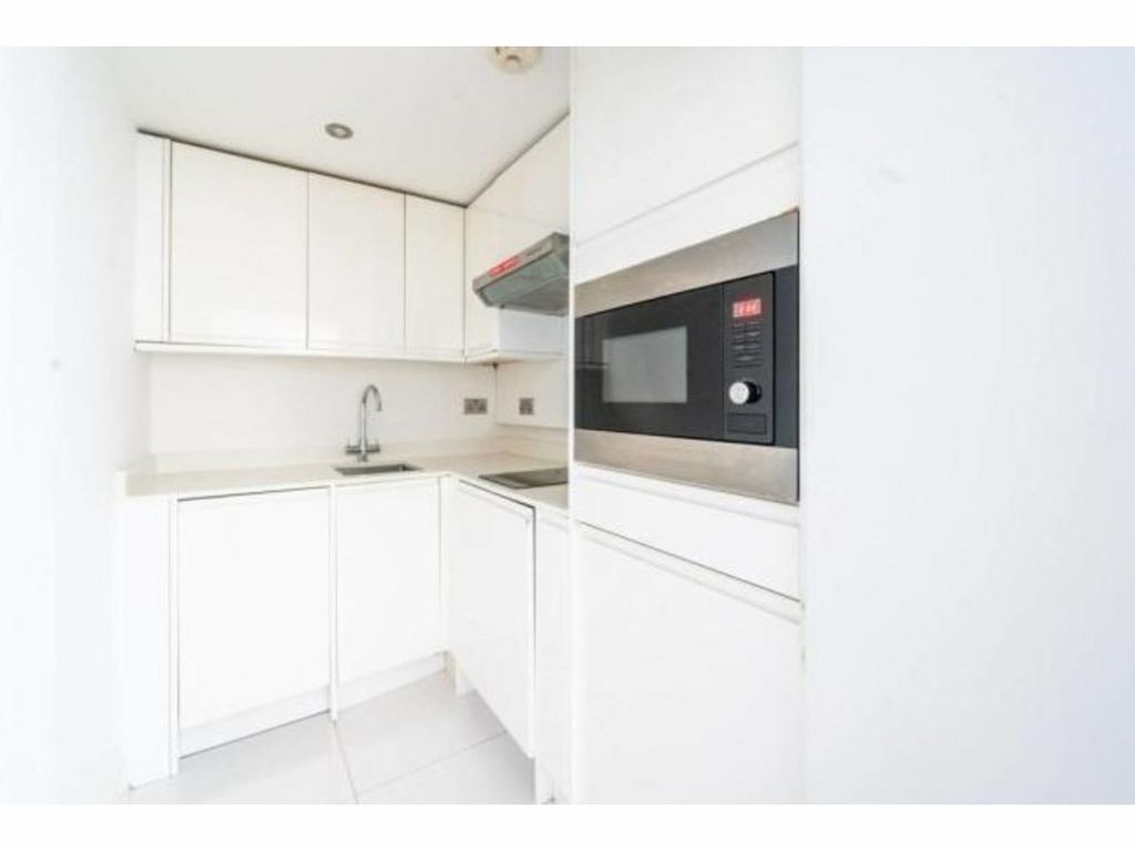 1 bed flat for sale in Leigham Court Road, London SW16, £180,000