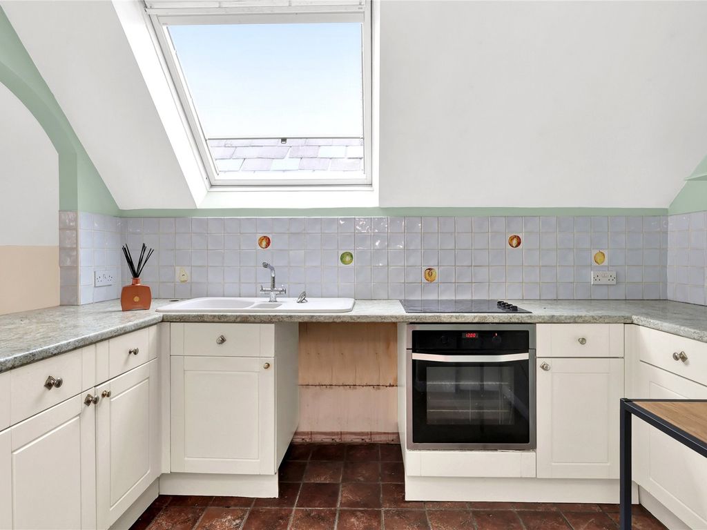 1 bed flat for sale in Grosvenor Road, Richmond TW10, £300,000
