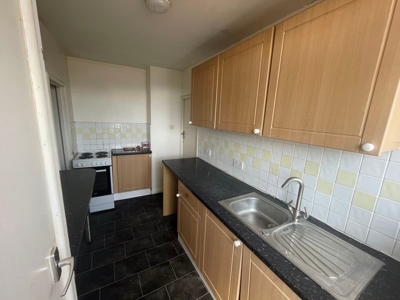 2 bed flat for sale in Hook Road, Chessington KT9, £199,950
