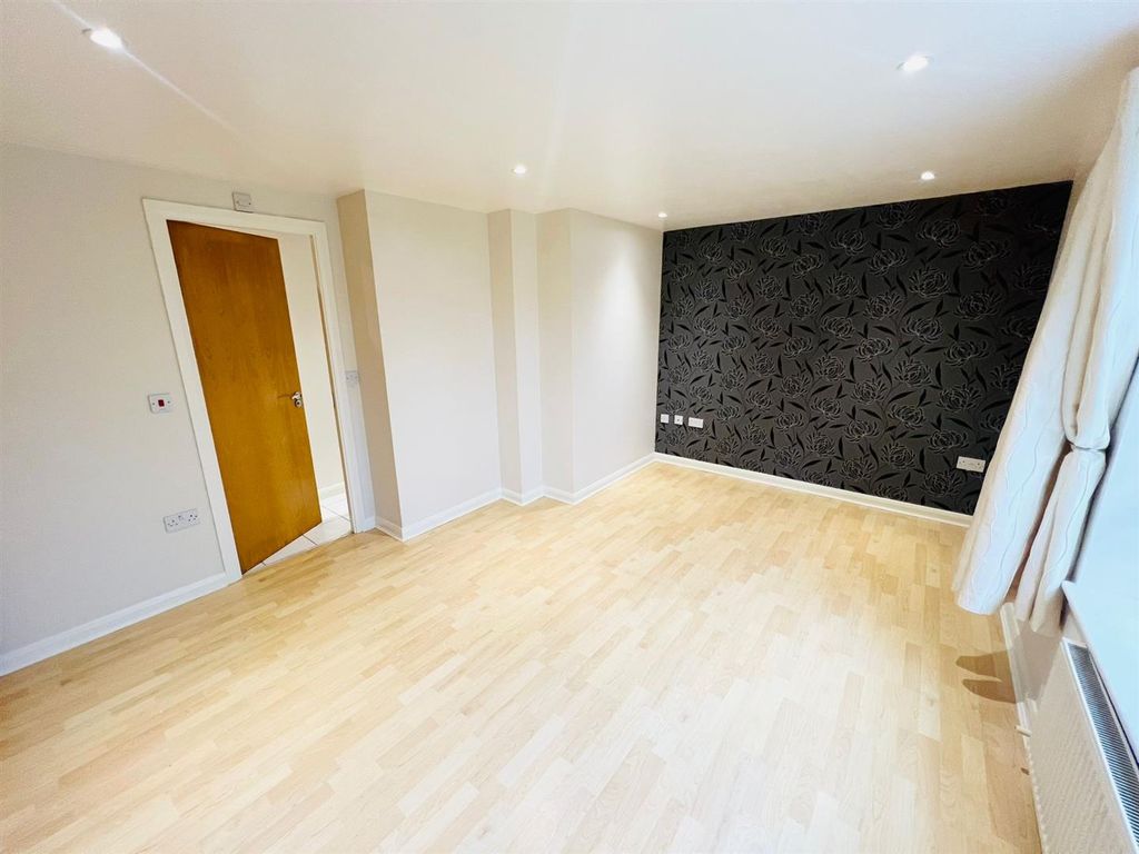 2 bed flat for sale in Sandbach Drive, Kingsmead, Northwich CW9, £165,000