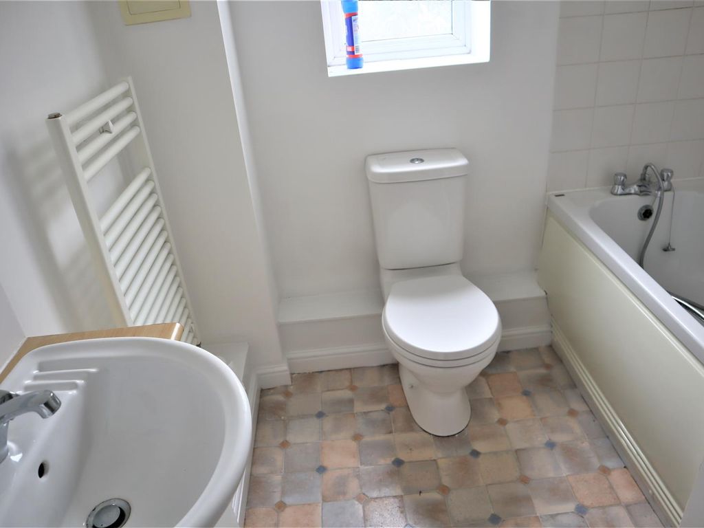 2 bed flat for sale in Milligan Close, Luton, Bedfordshire LU4, £190,000