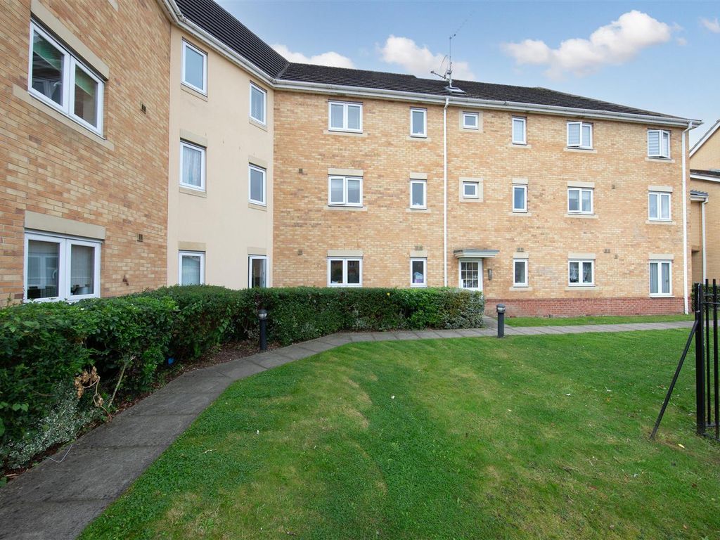 2 bed flat for sale in Milligan Close, Luton, Bedfordshire LU4, £190,000
