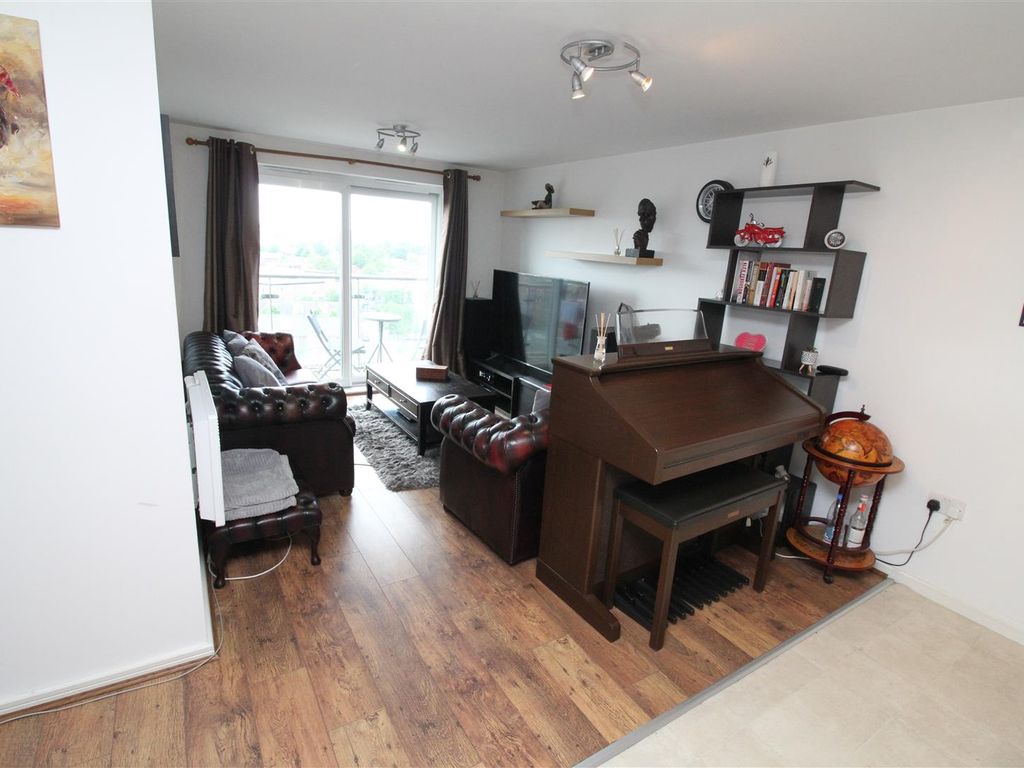 2 bed flat for sale in Broughton Lane, Salford M7, £160,000