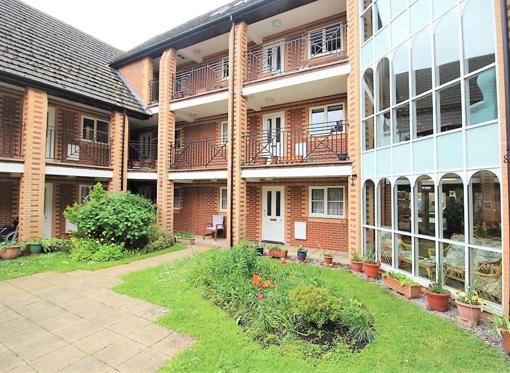 2 bed flat for sale in Northcourt Avenue, Reading RG2, £125,000