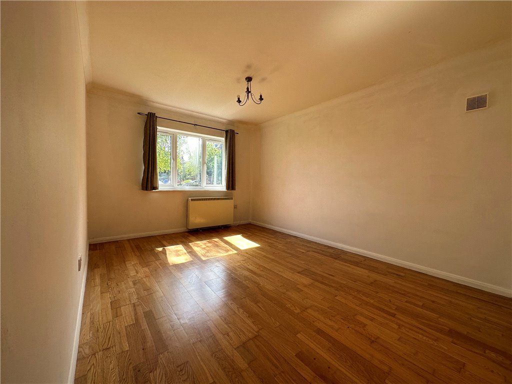 1 bed flat for sale in Rutland Street, High Wycombe HP11, £140,000