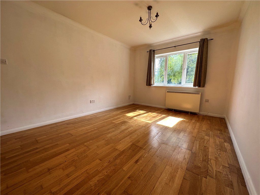 1 bed flat for sale in Rutland Street, High Wycombe HP11, £140,000