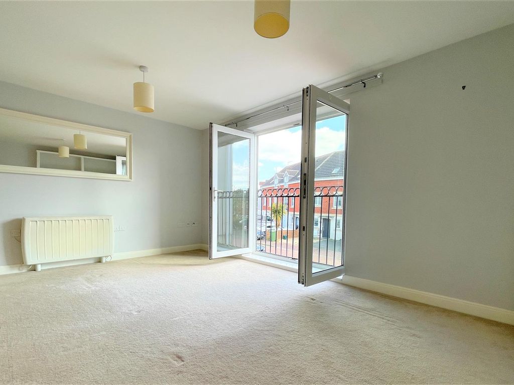 2 bed flat for sale in Siskin Drive, Cheltenham GL51, £164,995