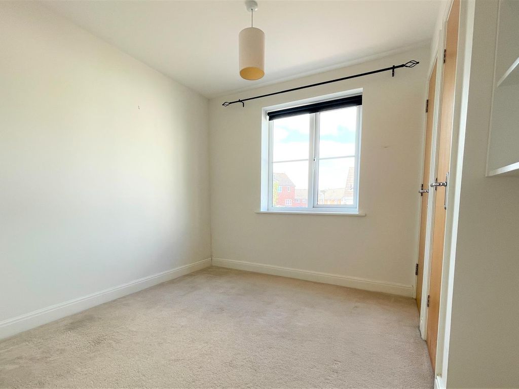 2 bed flat for sale in Siskin Drive, Cheltenham GL51, £164,995