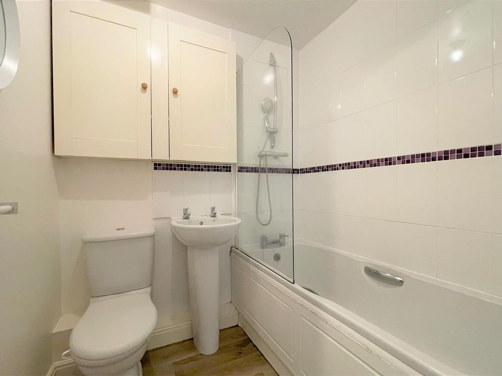 2 bed flat for sale in Siskin Drive, Cheltenham GL51, £164,995