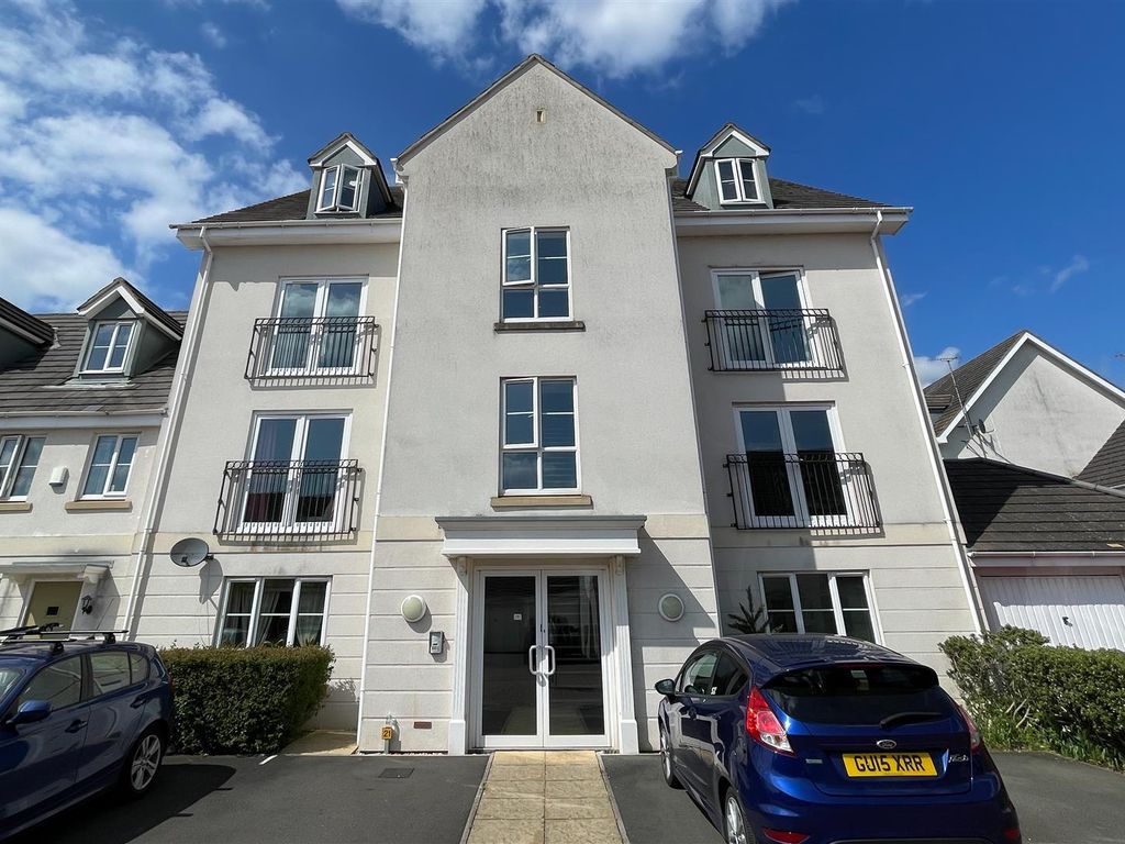 2 bed flat for sale in Siskin Drive, Cheltenham GL51, £164,995