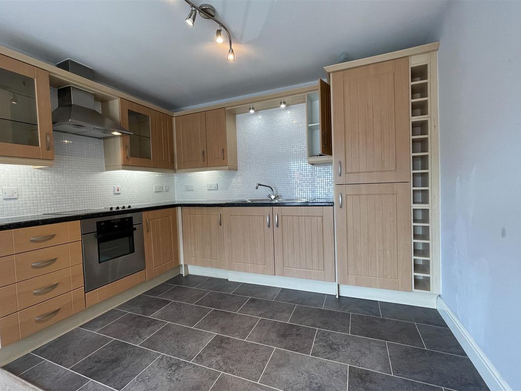 2 bed flat for sale in Siskin Drive, Cheltenham GL51, £164,995