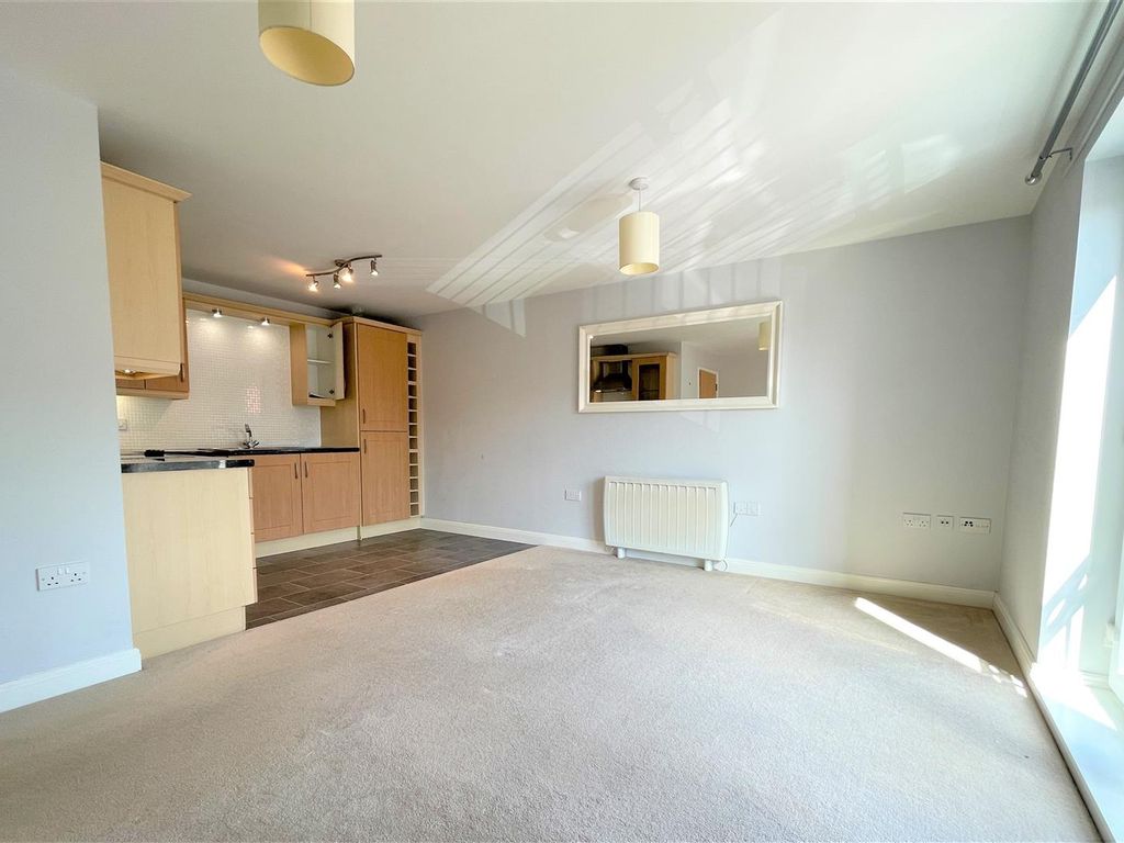 2 bed flat for sale in Siskin Drive, Cheltenham GL51, £164,995