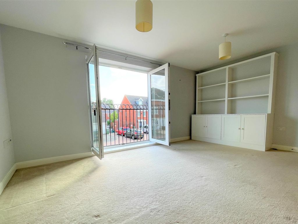 2 bed flat for sale in Siskin Drive, Cheltenham GL51, £164,995