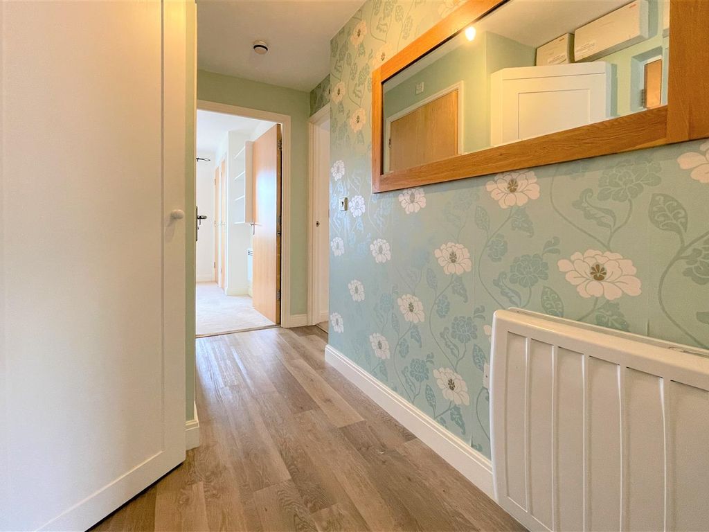 2 bed flat for sale in Siskin Drive, Cheltenham GL51, £164,995