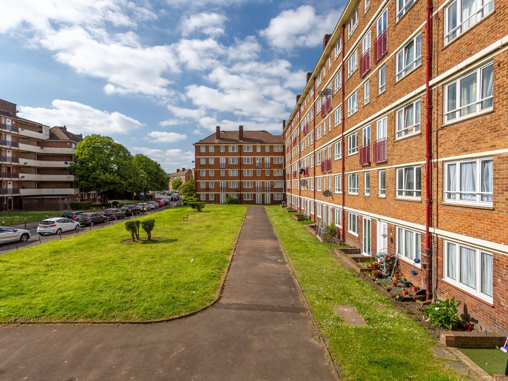 2 bed maisonette for sale in Mainwaring Court, Armfield Crescent, Mitcham CR4, £250,000