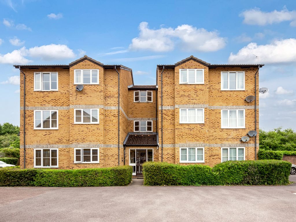 1 bed flat for sale in Kestrel Way, Bicester OX26, £160,000