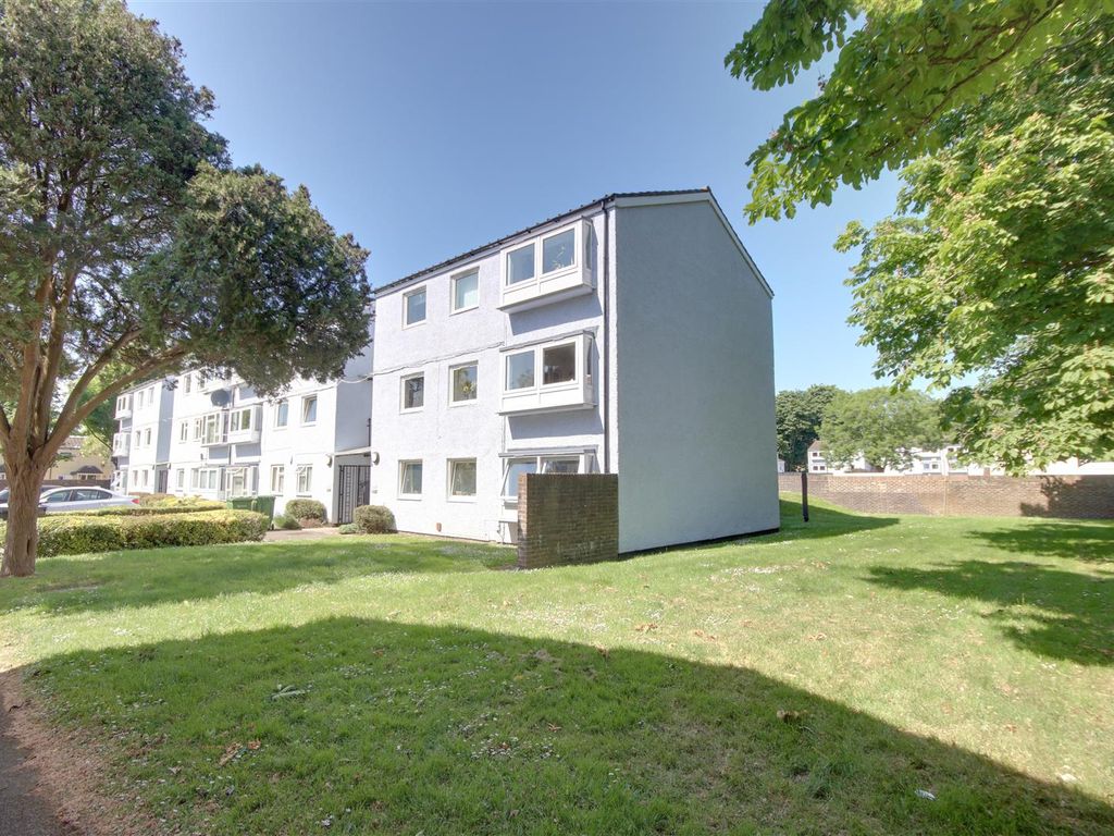 2 bed flat for sale in Parsons Close, Portsmouth PO3, £170,000