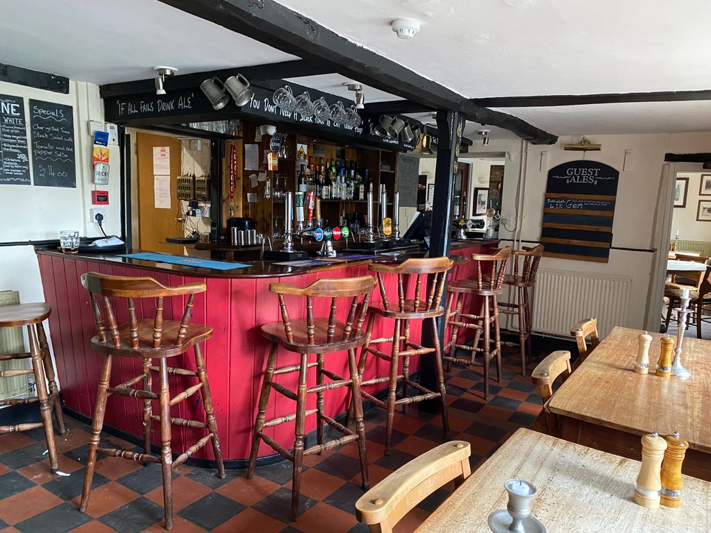 Pub/bar for sale in Salisbury Road, Salisbury SP3, £550,000