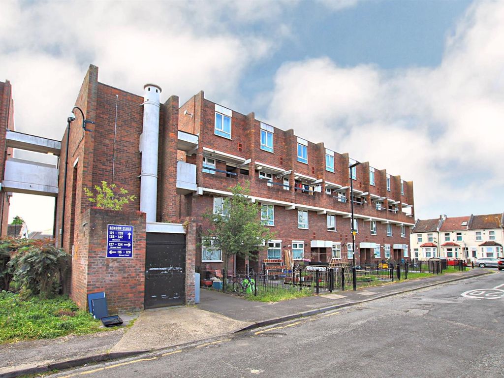 2 bed flat for sale in Benson Close, Hounslow TW3, £199,950