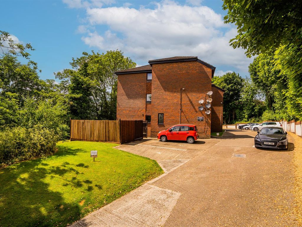 2 bed flat for sale in Cock Lane, High Wycombe HP13, £220,000