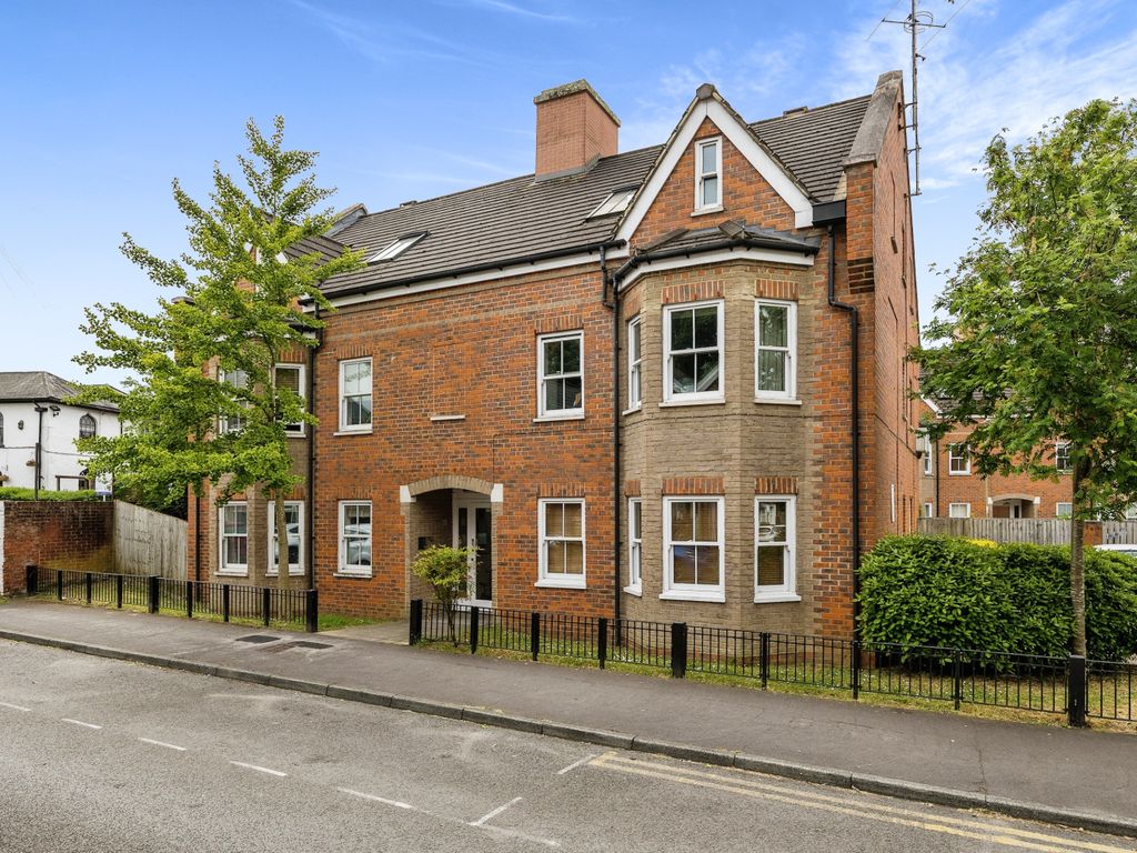 2 bed flat for sale in Markenfield Road, Guildford GU1, £152,000